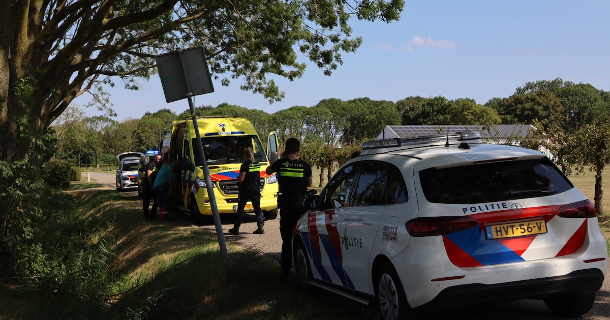 Wielrenner valt in droge sloot in Doeveren en raakt zwaargewond