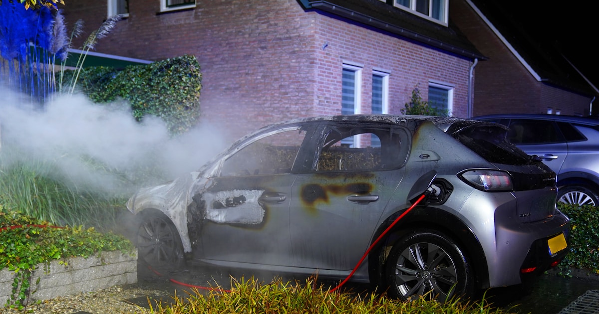 Auto in vlammen op in woonwijk in Vught