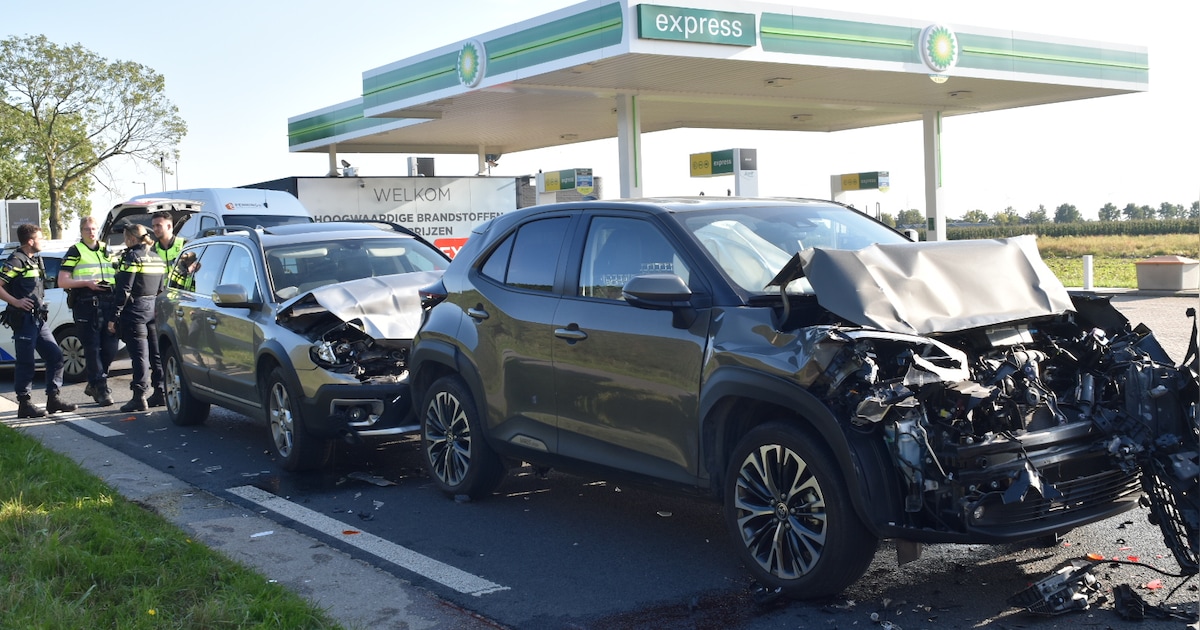 Veel schade door kop-staartbotsing op N322 bij Rossum.