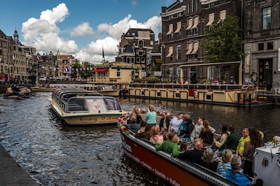 ‘Het loopt uit de hand’: rondvaartboten Amsterdam bekogeld m