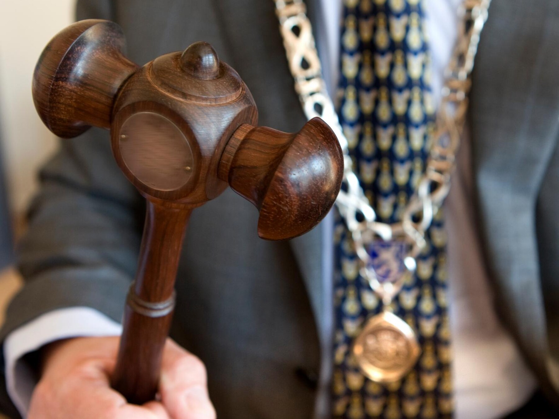 In de Vughtse raadzaal vond gisteren een opmerkelijke politieke discussie plaats over de rol van een burgerlid.