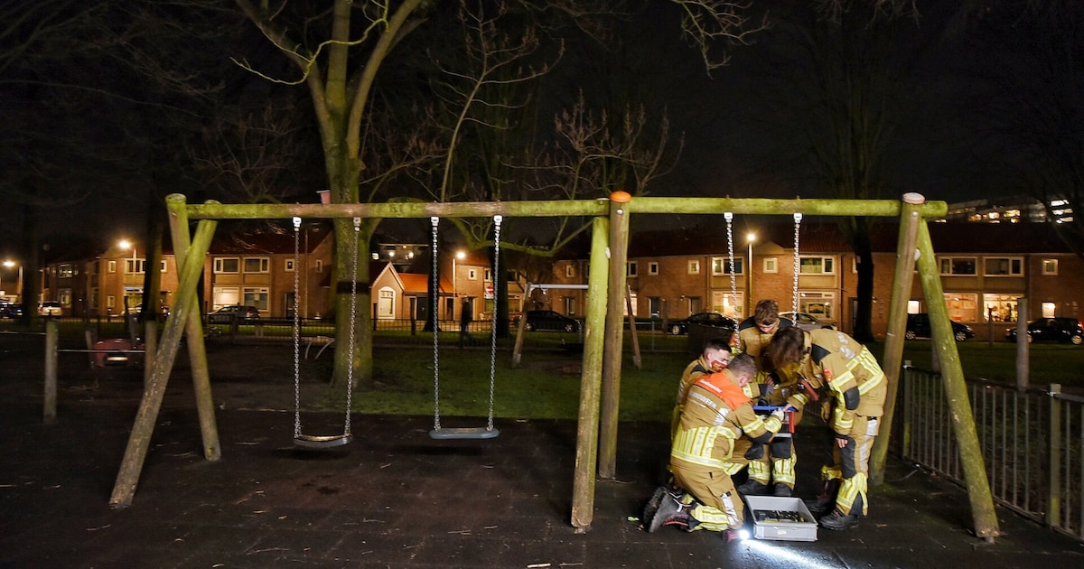 Meisje (14) is tóch te oud voor schommel: komt muurvast te zitten in ...