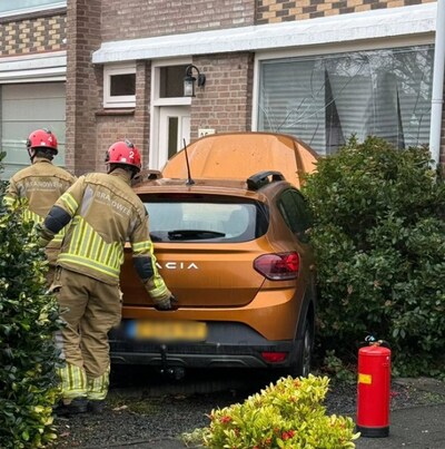 Auto ramt gevel van woning in Hoogerheide