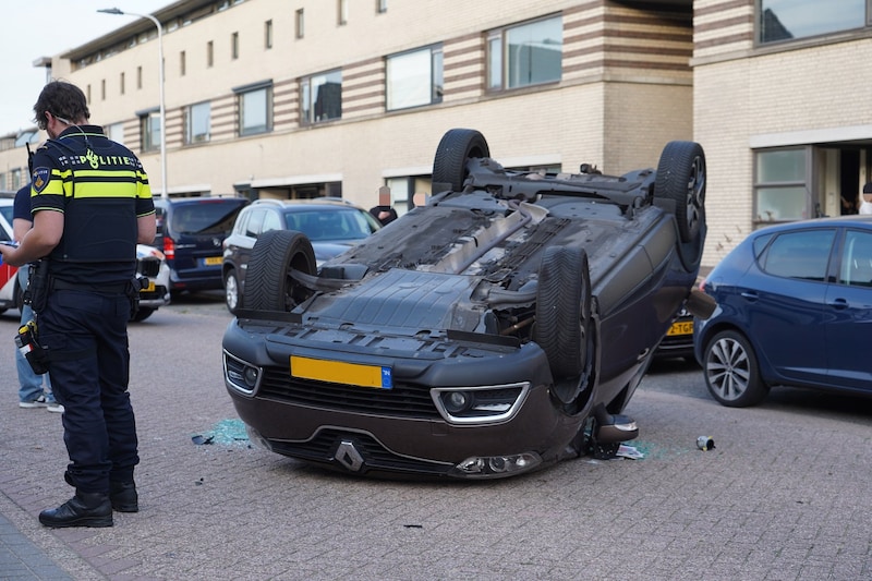 De auto sloeg over de kop midden in de woonwijk. 