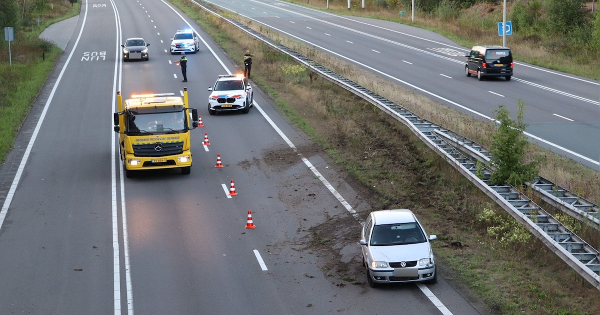 Auto botst tegen vangrail op Midden-Brabantweg bij Kaatsheuvel, politie sluit rijstrook