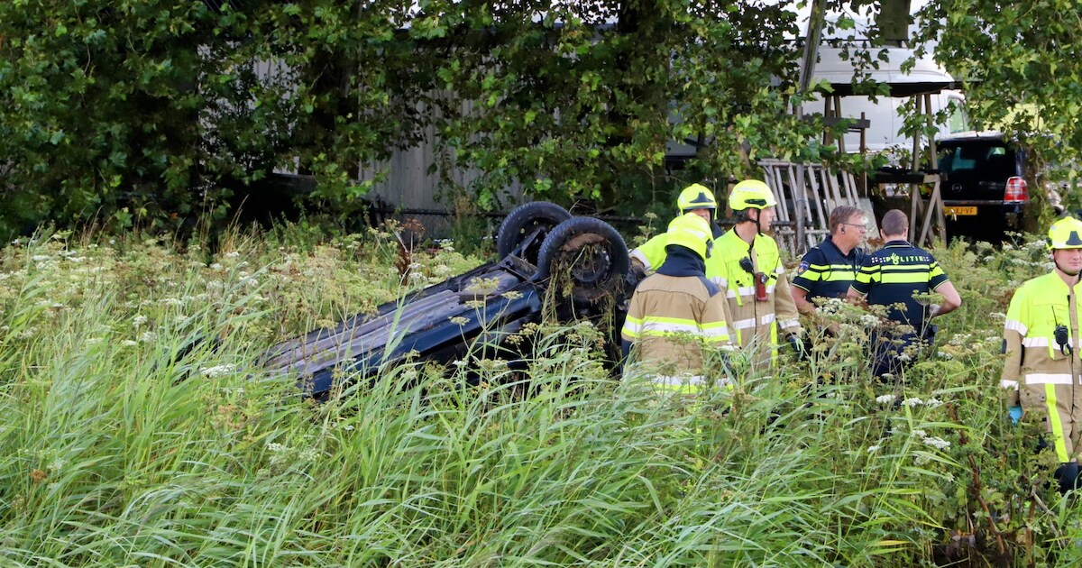 Auto belandt op de kop langs A2 bij Beesd | West Betuwe