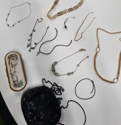 Sieraden gevonden in berm tussen Werkendam en Sleeuwijk, politie vermoedt diefstal