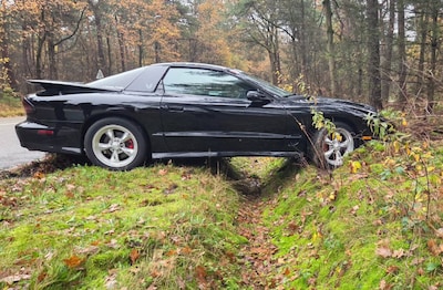 Auto van vrouw (24) hangt over sloot in Son en Breugel