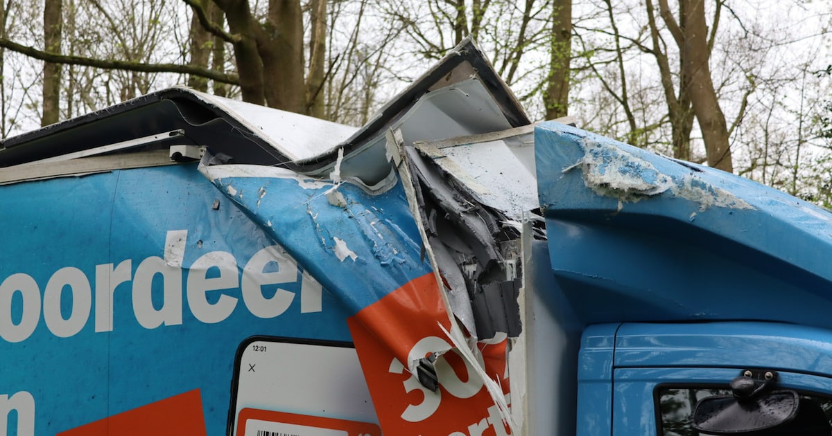 AH-bezorger rijdt bakwagen kapot onder berucht viaduct in Waspik