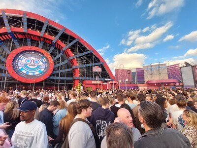 LIVE Paaspop | Grote drukte voor optreden Lil Kleine op Paaspop, zelfs meters voor de poortjes is he