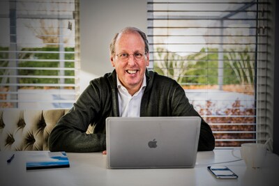 https://images.bd.nl/OTE4OTA5Yzg5MzA5NzdjOTM5ZjQvZGlvLzE4MTYyNTE4NS9maXQtd2lkdGgvNDAw/interviewchr-chris-woerts-een-nederlandse-zakenman-en-momenteel-directeur-van-cwo-consultancy-marketing-schuift-ook-aan-bij-voetbal-inside-foto-frank-de-roo