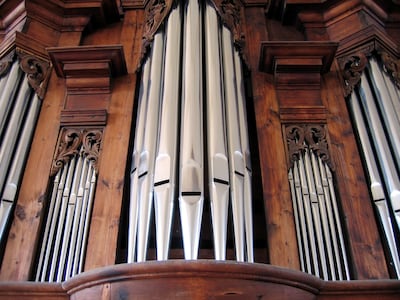 Jan van de Laar bespeelt historische orgels in Lambertuskerk Helmond