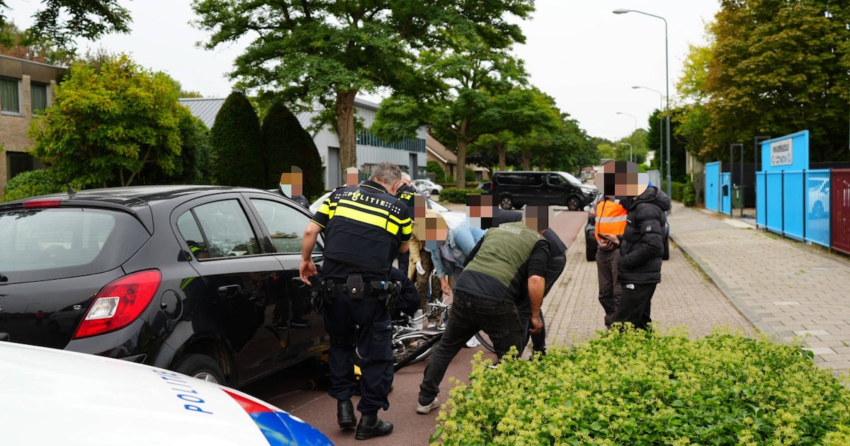Zwaargewonde fietser bevrijd uit beknelde positie onder auto na aanrijding in Nieuwkuijk.