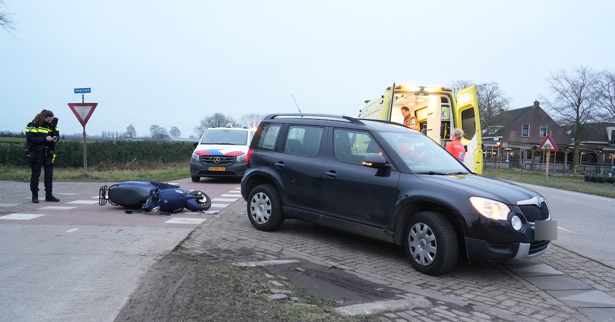 Scooterrijder steekt kruispunt over, wordt aangereden door auto en raakt gewond in Molenschot