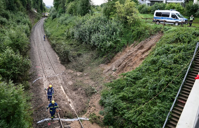 Dodelijk treinongeluk in Duitsland kwam waarschijnlijk door aardverschuiving na zware regenval | Buitenland | bd.nl