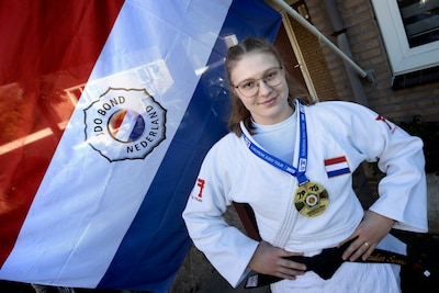 Nuenen eert succesvolle judoka Paulien Sweers met een gouden penning