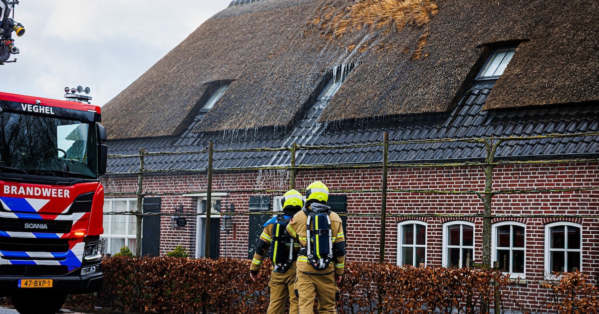 Rieten dak vat vlam in Schijndel, vuur onder controle