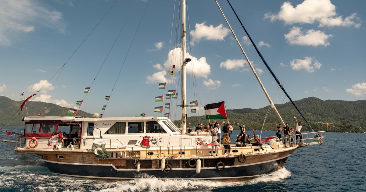 Boot met hulp voor Gaza meldt onderschepping door militaire schepen bij ...
