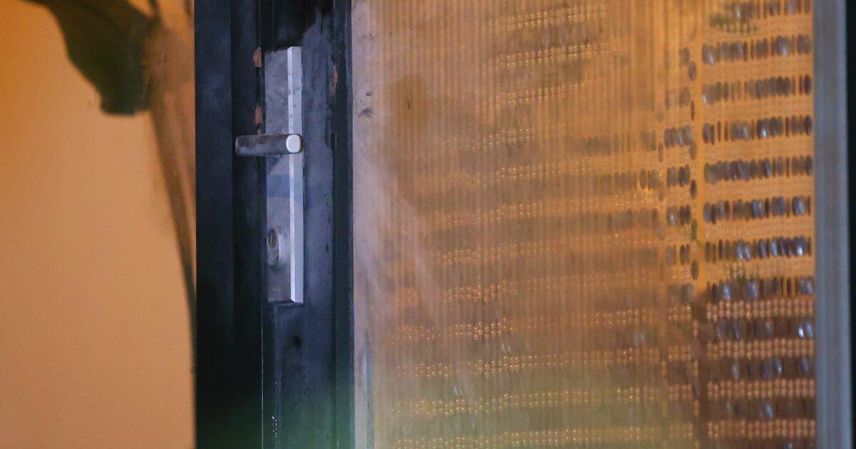 Explosief ontploft midden in de nacht onder overkapping bij woning in Brakel en zorgt voor schade