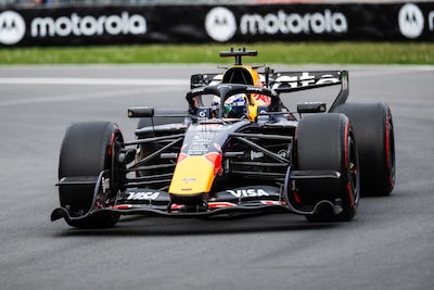 Max Verstappen wint twee posities na redelijke start, Mercedes pakt snel de leiding weer terug