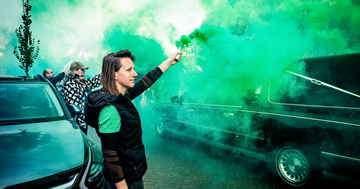 Indrukwekkende erehaag voor overleden Paul (23): hele dorp kleurt groen voor laatste groet