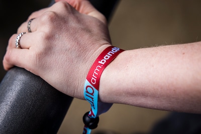 Willem II vraagt fans om armband te dragen tegen stille armoede: ‘Dan weet je dat het geen klein the