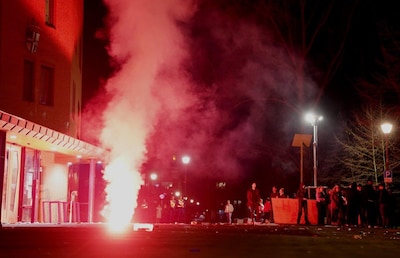 Protestactie tegen azc in Berlicum loopt uit de hand: gemeentehuis bekogeld en autobranden in brand