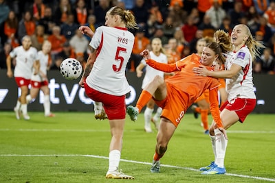 Oranje Leeuwinnen winnen van Polen, maar lopen direct WK-tic