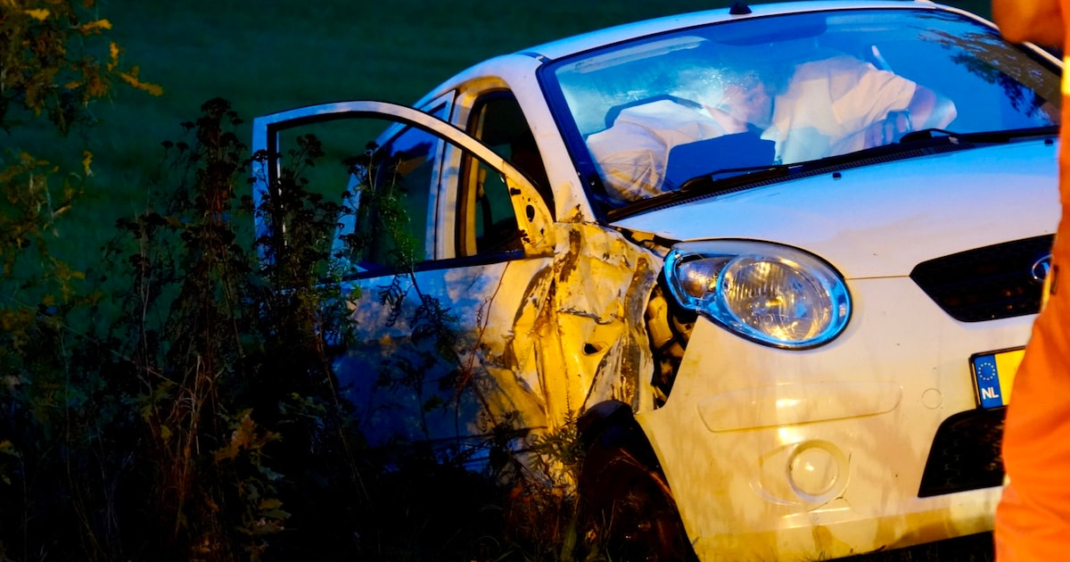 Auto schampt boom en belandt in sloot bij Overloon