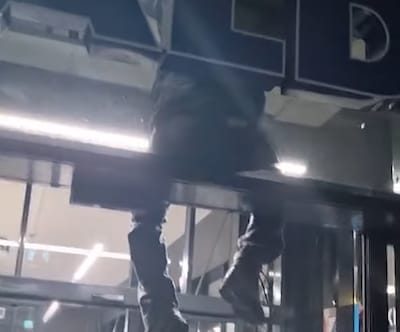 Inbreker verstopt zich achter Aldi-logo in Eindhoven, omstander betrapt hem