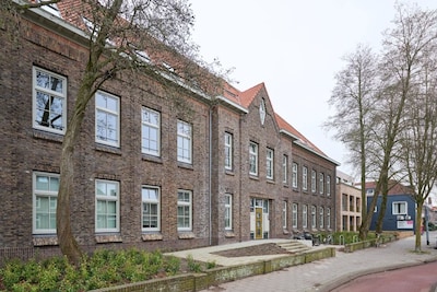 Achter de karakteristieke gevel van deze Eindhovense school schuilen nu 55 appartementen