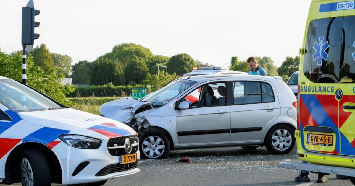 Botsing tussen auto en vrachtwagen op N327