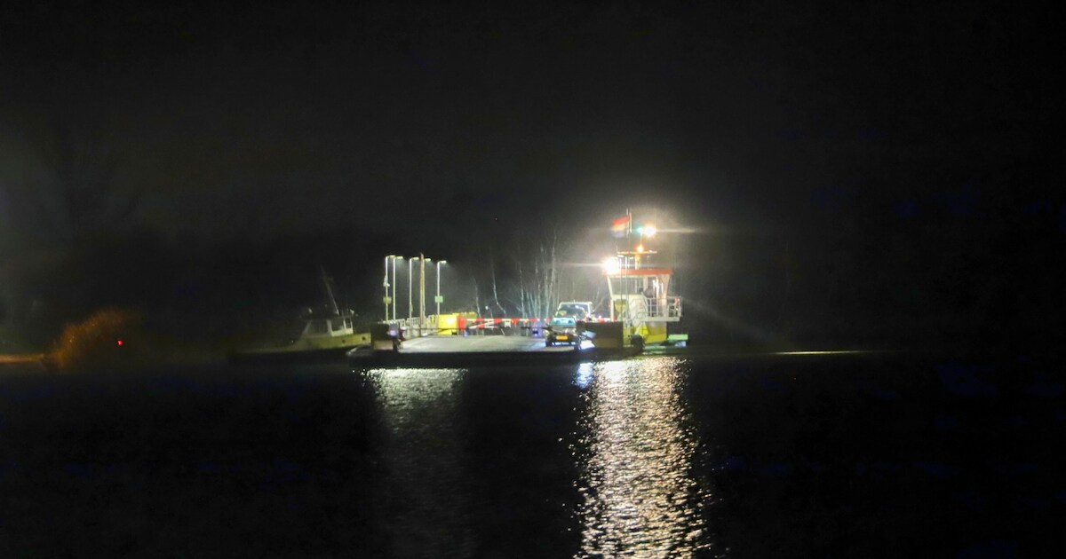 Vrachtschip ramt kabels van pont bij Eck en Wiel