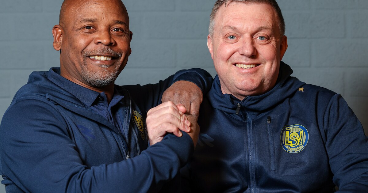 Vroeger schitterden ze samen op het veld, nu helpen ze elkaar als trainers bij LSV: ‘Mooi om jongens