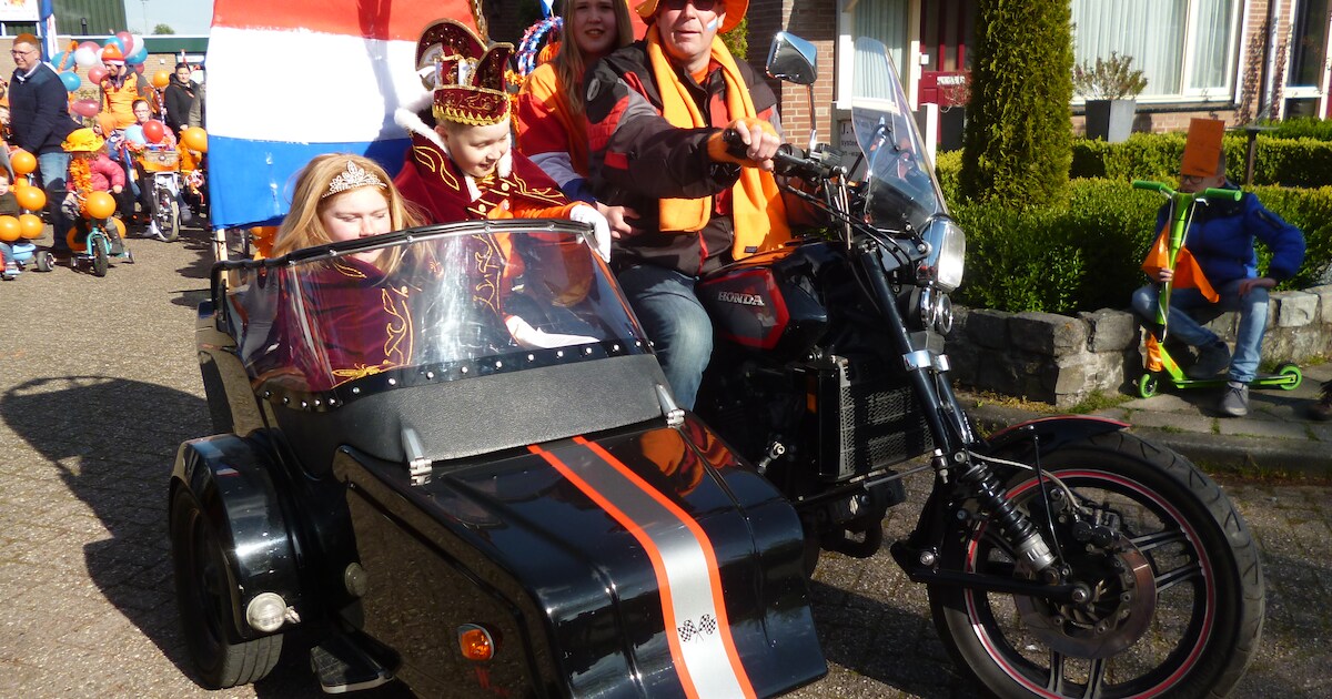Macharen opent zingend Koningsdag