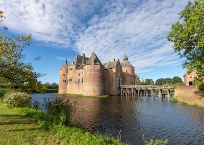 Kasteel Ammersoyen houdt yogasessies met middeleeuws thema in Ammerzoden