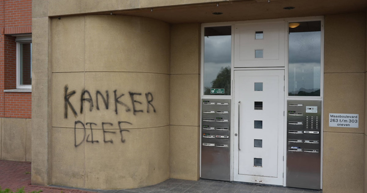 Nachtelijke explosie bij appartementencomplex in Den Bosch, ook tekst op entree gespoten
