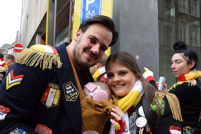 Te lief! Maeve (3 maanden) is de jongste Oeteldonker op straat tijdens 11-11