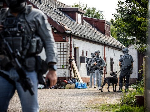 politie-arresteert-34-mensen-van-internationaal-gezelschap-voor