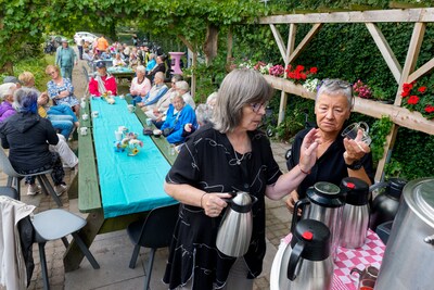 Volle thermoskannen in Berlicum: ouderen genieten van koffie, cake en gezelligheid