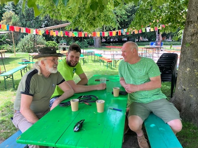 ‘Wij werken voor een paar biertjes’: waarom zestigers komen helpen bij het gratis festival van Wessel in Tilburg