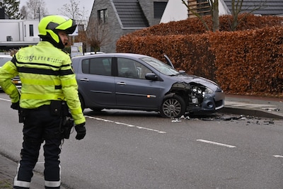 Auto’s botsen frontaal op elkaar in Prinsenbeek: veel schade en brokstukken op de weg