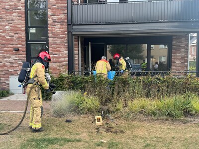 Plots komen wel erg veel vlammen uit kleine sfeerhaard in Gemert, bewoonster zet kachel buiten