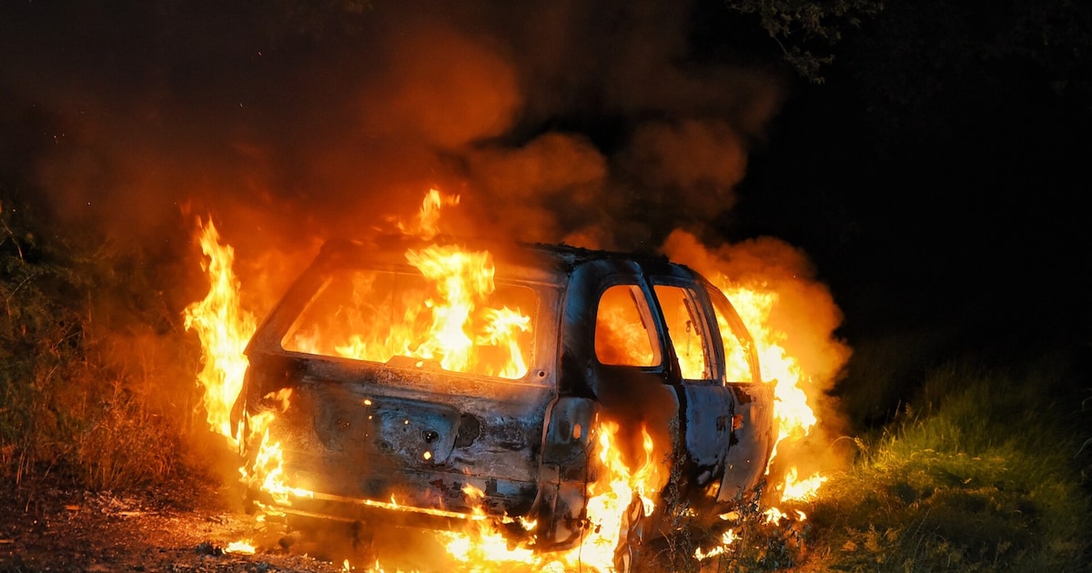 Auto verwoest door vlammenzee bij Biest-Houtakker