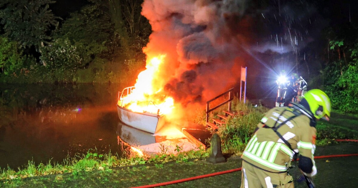 Plezierjacht niet meer te redden door brand