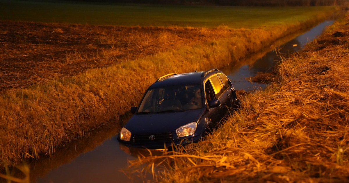 Auto belandt in sloot na kop-staartbotsing N290 Sint Jansteen.