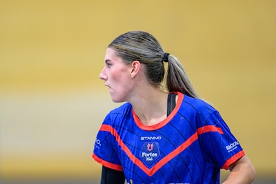 Eef (20) zit huilend in vliegtuig na twee mislukte landingspogingen, maar dan wordt het nog erger