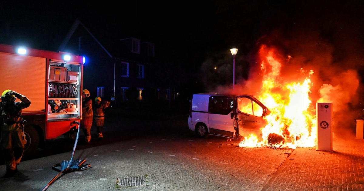 Bestelbus in brand gestoken in Berkel-Enschot, dader gaat er snel vandoor