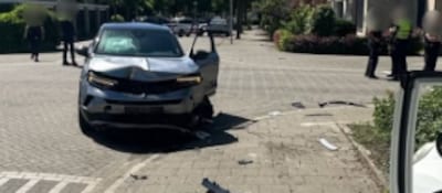 Automobilist slaat op de vlucht na stopteken en crasht tegen andere auto in Eindhoven