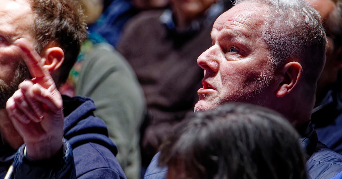 Minutenlang boegeroep en gefluit wanneer wethouder podium betreedt, bewonersavond rond azc ontspoort